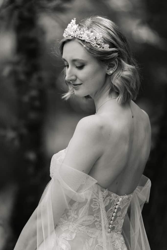 Brautporträt von Nadine im Park des Europahauses Wien vor der Hochzeit in der Orangerie