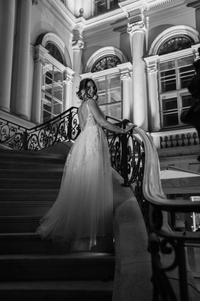 Braut beim Hochzeitsshooting im Palais Coburg Wien – Fine Art Hochzeitsfoto
