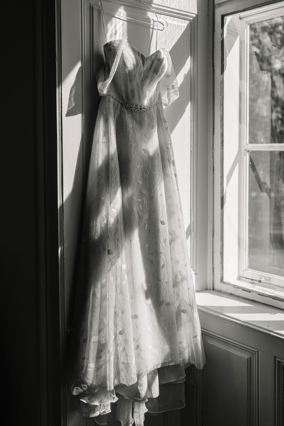 Prinzessinnen-Brautkleid mit Glitzerdetails im Schattenspiel – künstlerisch festgehalten von Die Hochzeitsfotografen