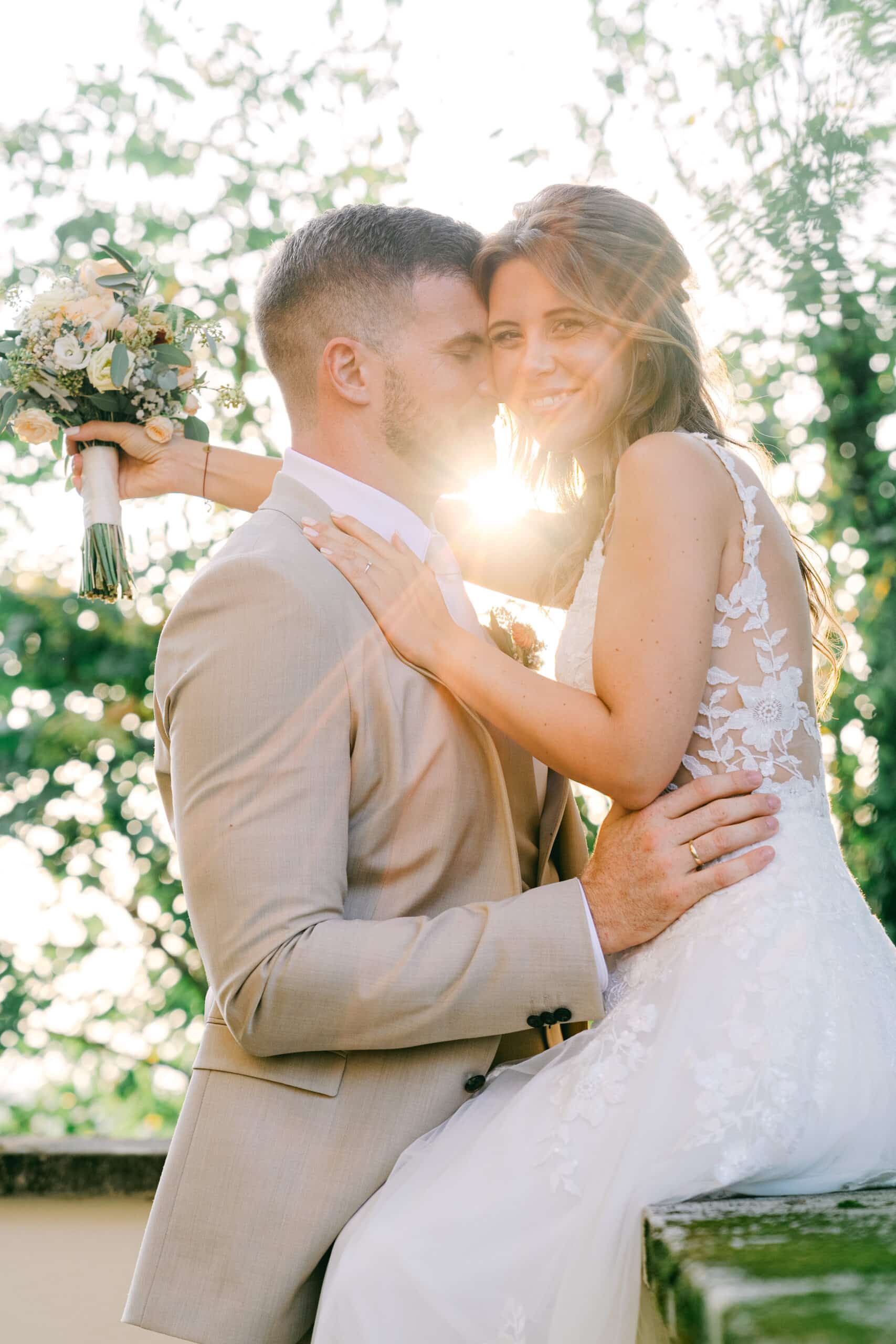 braut und bräutigam im gegenlicht bei sonnenuntergang im schlosspark vasoldsberg – emotionale schlosshochzeit in österreich fotografiert von diehochzeitsfotografen