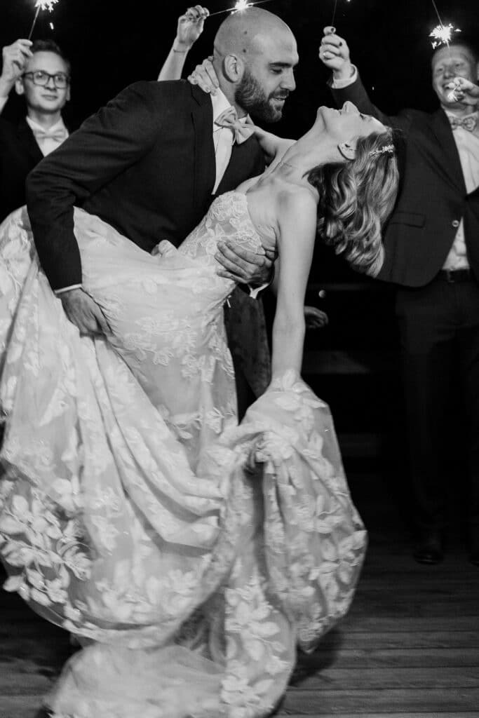 Hochzeitstanz von Nadine und Lucas mit Wunderkerzen in der Orangerie Europahaus Wien