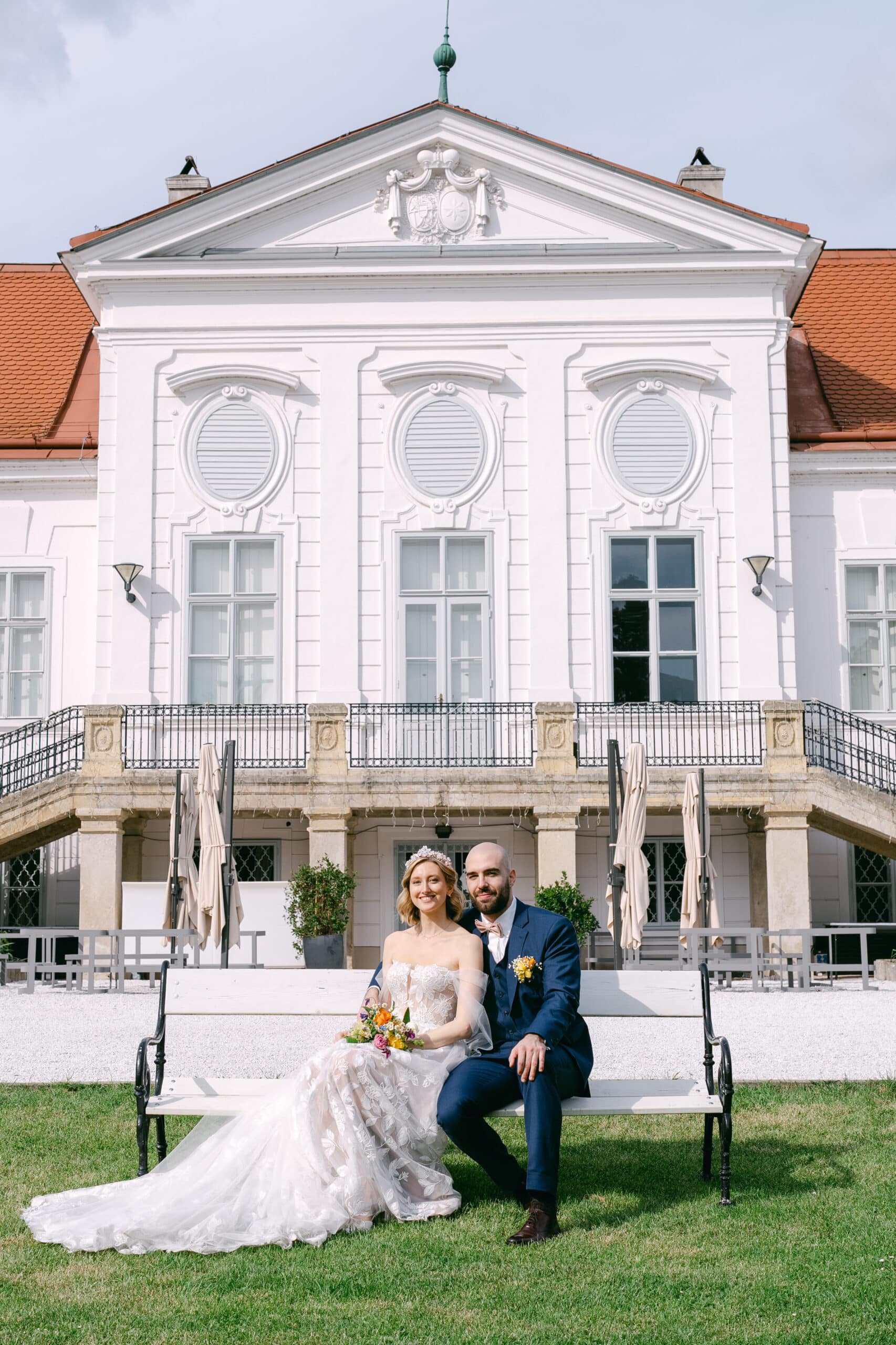 Brautpaar Nadine und Lucas vor dem Schloss Miller-Aichholz, Hochzeit im Europahaus Wien