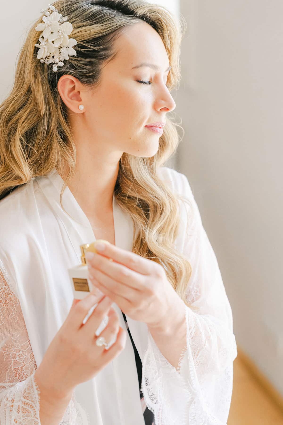 Braut beim Getting Ready auf Schloss Schönau – Fine Art Hochzeitsfotografie