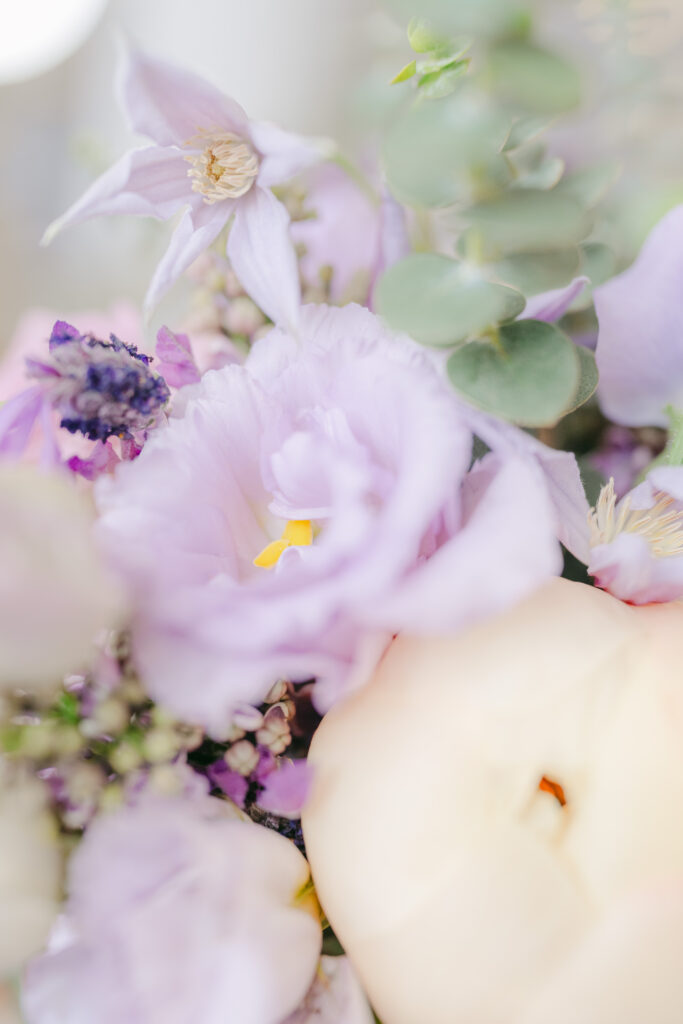 Pastellfarbener Brautstrauß mit rosa und weißen Blüten