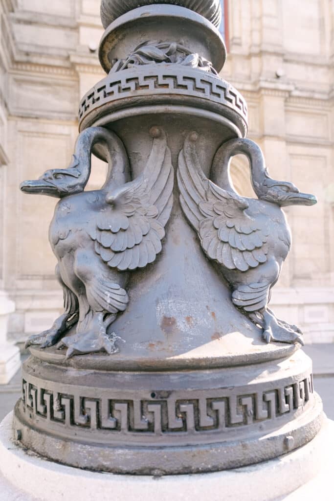 Historische Wiener Straßenlaterne als Detail einer Hochzeitslocation