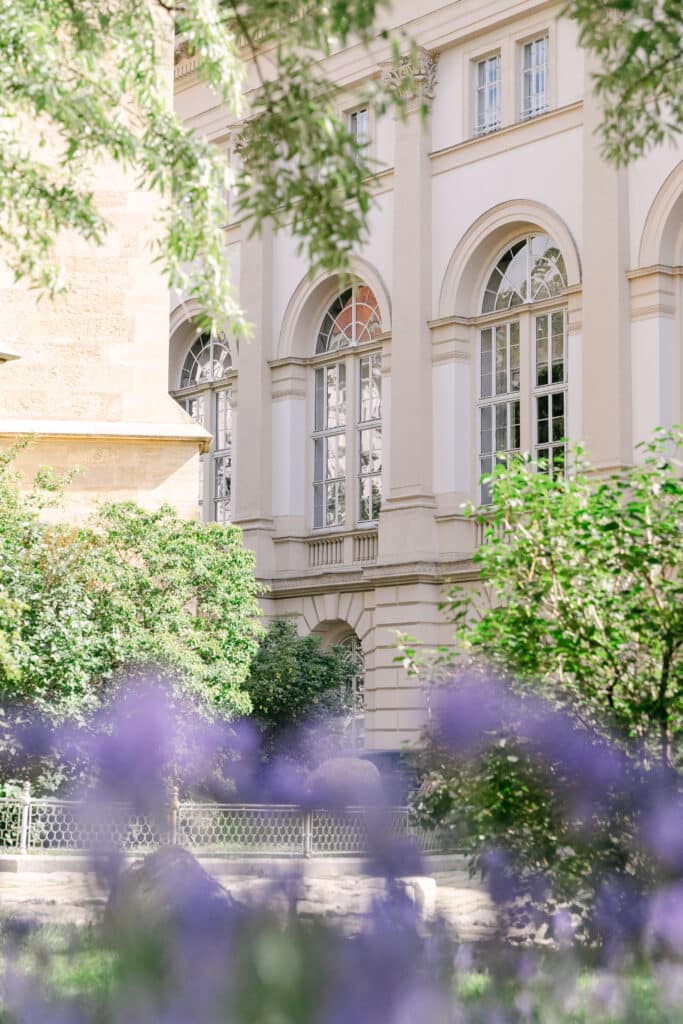 Elegante Wiener Architektur mit blühendem Garten