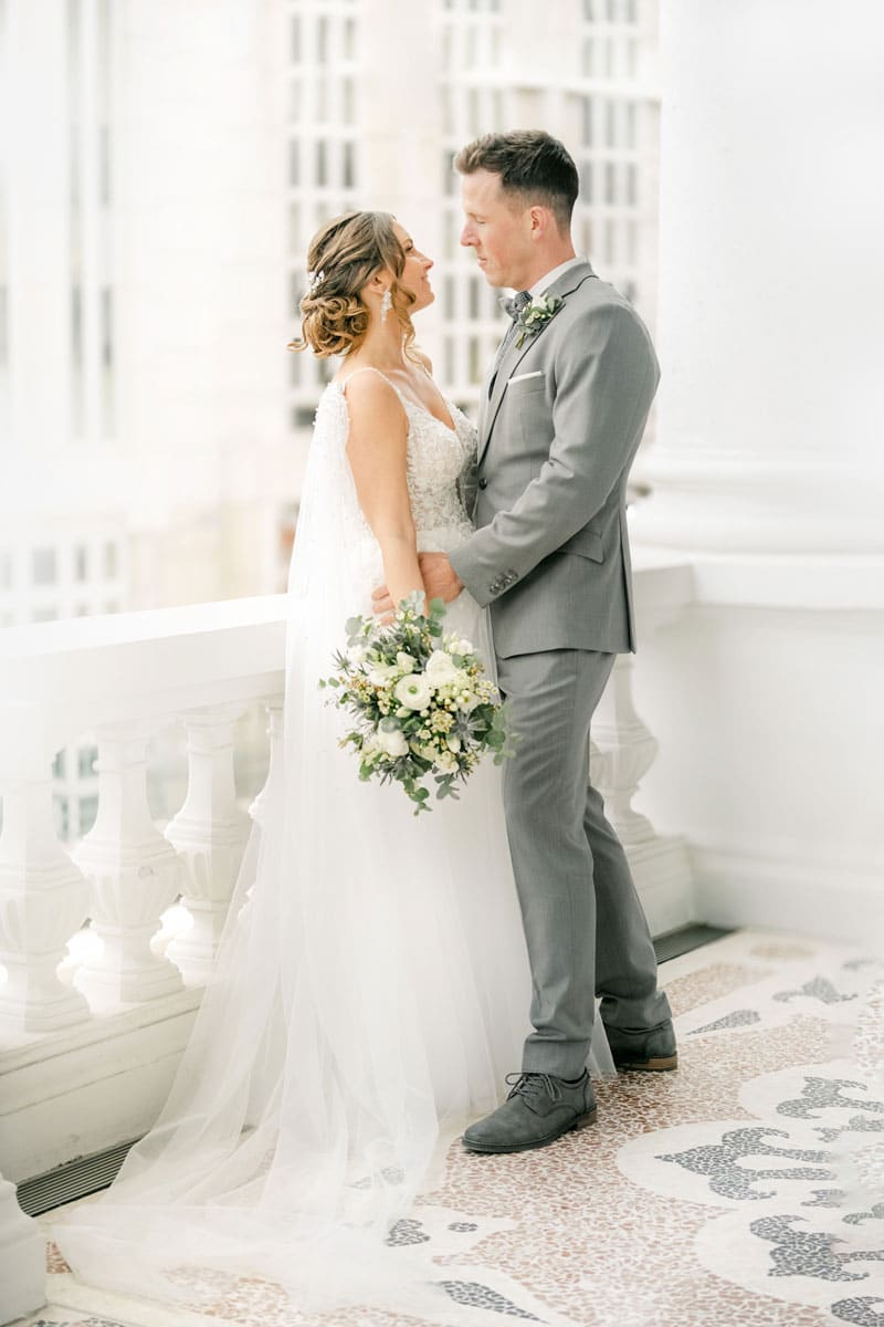 Hochzeitsfotograf Wien – elegantes Brautpaar im Palais Coburg