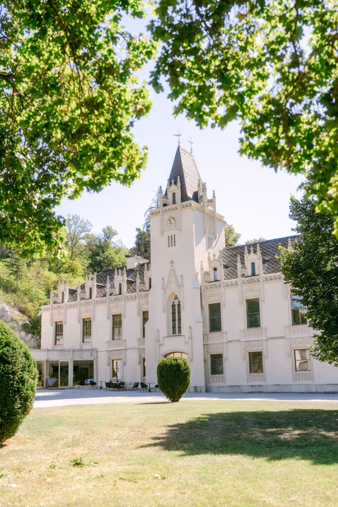Außenansicht von Schloss Hernstein in Niederösterreich, umrahmt von grünen Bäumen
