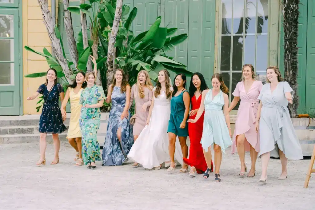 Gruppenfoto der weiblichen Hochzeitsgäste in bunten Sommerkleidern vor der Orangerie im Schlosspark Eisenstadt