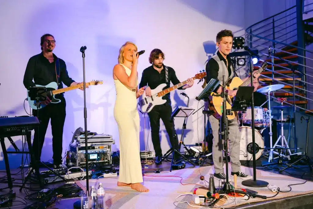 Live-Band mit Sängerin im weißen Kleid, Gitarristen und Keyboard auf der Bühne im Festsaal der Orangerie Eisenstadt