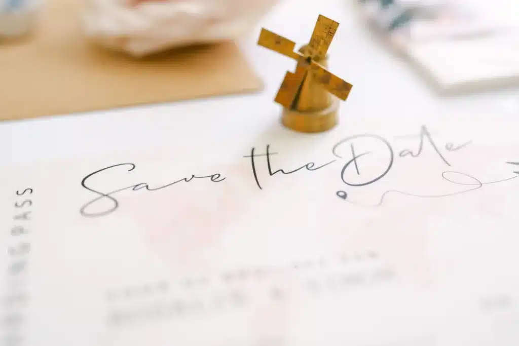 Save-the-Date-Karte mit kleiner goldener Windmühle als Detail der Hochzeitspapeterie, Hochzeit in der Orangerie im Schlosspark Eisenstadt