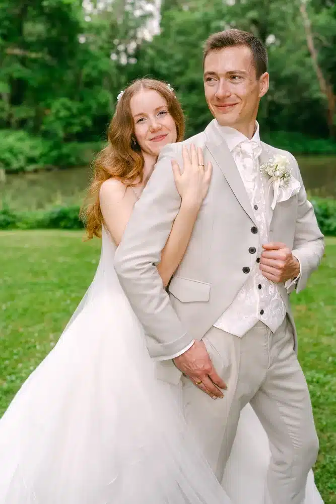 Heiraten in der Hochzeitslocation Schloss Margarethen am Moos – Getting Ready: Bräutigam berührt sanft das Kinn der Braut
