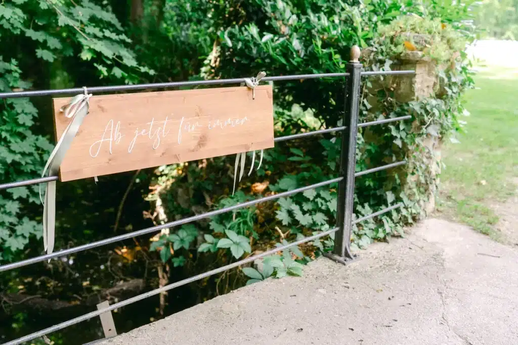 Heiraten in der Hochzeitslocation Schloss Margarethen am Moos – Feier, Hochzeitstanz und Party: Holzschild mit der Aufschrift Ab jetzt für immer am Geländer