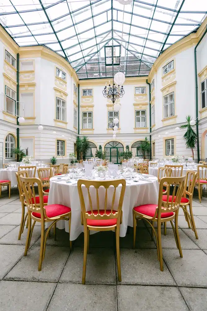 Heiraten in der Hochzeitslocation Schloss Margarethen am Moos – Feier, Hochzeitstanz und Party: Innenhof mit Glasoberlicht und Kronleuchter