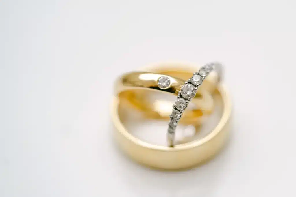 Heiraten in der Hochzeitslocation Schloss Margarethen am Moos – Trauung: Nahaufnahme zweier ineinander verschlungener Eheringe