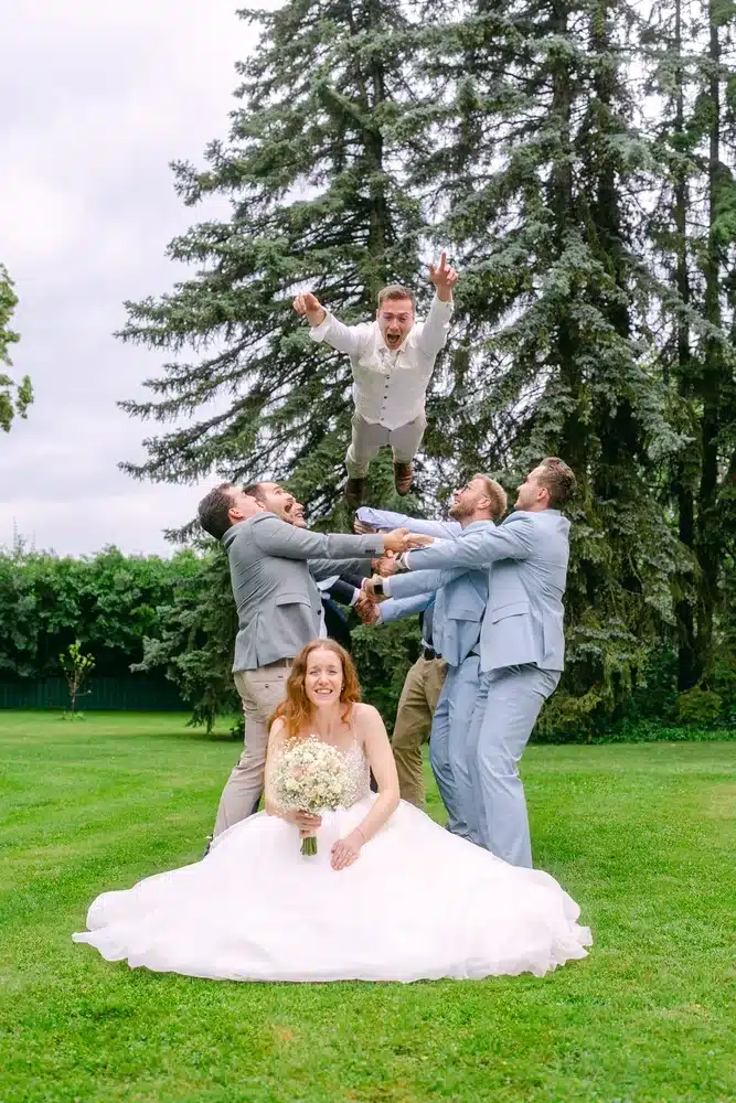 Heiraten in der Hochzeitslocation Schloss Margarethen am Moos – Gratulationen: Trauzeugen werfen den Bräutigam ausgelassen in die Luft