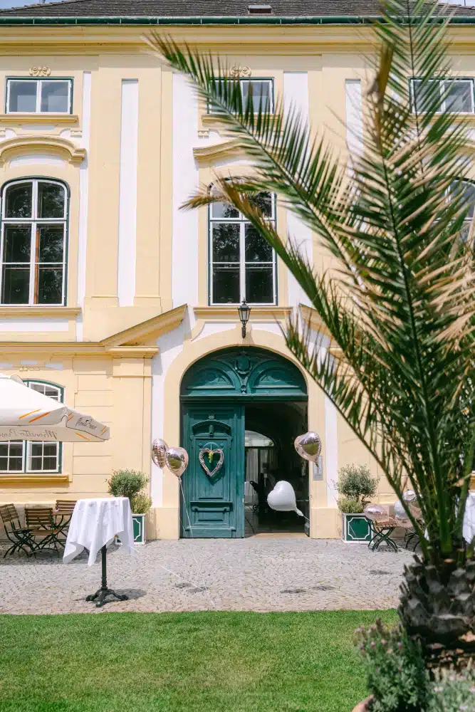 Nahaufnahme des historischen Schlosstores von Schloss Margarethen am Moos