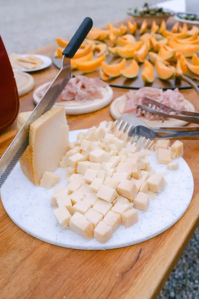 Käsewürfel, Schinken und Melone auf dem Buffet